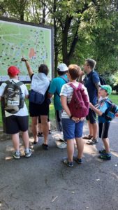 Uczestnicy wycieczki do ZOO obserwujący mapę ZOO.