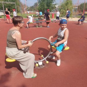 Uczestnicy półkolonii na placu zabaw w parku sensorycznym.