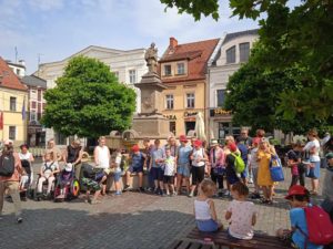 Uczestnicy półkolonii pozujący w grupie na rynku rybnikcim.