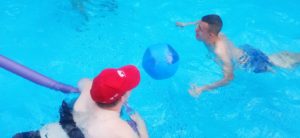 Zawodnicy w basenie podczas aktywności z piłką