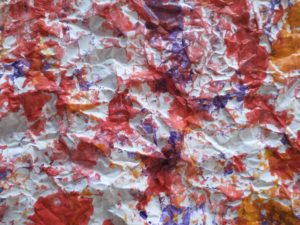 Abstrakcyjna praca plastyczna wykonana farbami plakatowymi w kolorach jesiennych. na papierze gniecionym