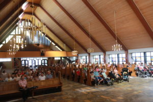 Uczniowie i podopieczni wraz z pracownikami palcówki podczas mszy św.
