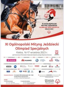 Plakat zawdoów jeździeckich, logoi nazwa imprezy,zdjęcie konia skaczącegoprzez przeszkodę.