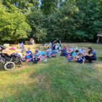 Uczestnicy wycieczki podczas pikniku na polanie.