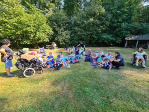 Uczestnicy wycieczki podczas pikniku na polanie.