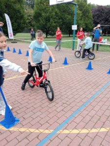 Młody sportowiec podczas aktywności na rowerze buegowym.