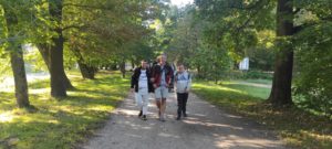 Uczestnicy wycieczki d Rud podczas spaceru w parku