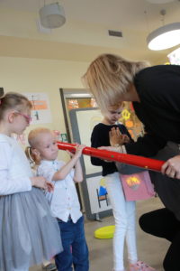 Przedszkolak podczas pasowania wielkim ołówkiem przez dyrekcję.