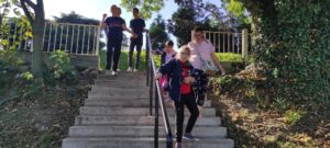 Uczestnicy wycieczki do Raciborza podczas zejścia schodami na bulwary.