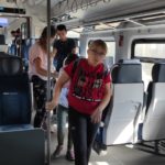 Uczestnicy wycieczki do Raciborza podczas podróży pociągiem.