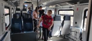 Uczestnicy wycieczki do Raciborza podczas podróży pociągiem.