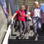 Uczestnicy wycieczki do Raciborza podczas schodzenia z peronu stacji PKP.