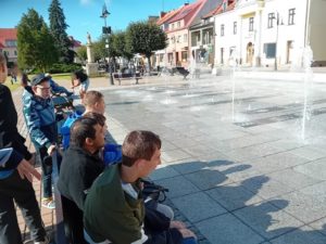 Uczniwie obserwujący fontannę na żorskim rynku.