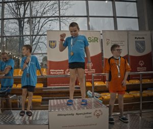 Pływacy pozujący z medlamina podium