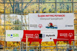 Banery z nazwą zawdoów oraz logotypami miasta Rybnika oraz MOSiRu.