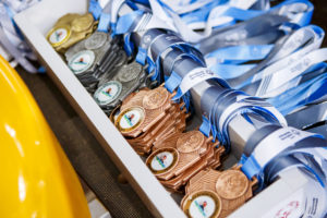 Komplet medali zawodów pływackich.