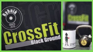 Logo CrossFit oraz zdjęcia ciężarka i puszki na zbiórkę charytatywna.