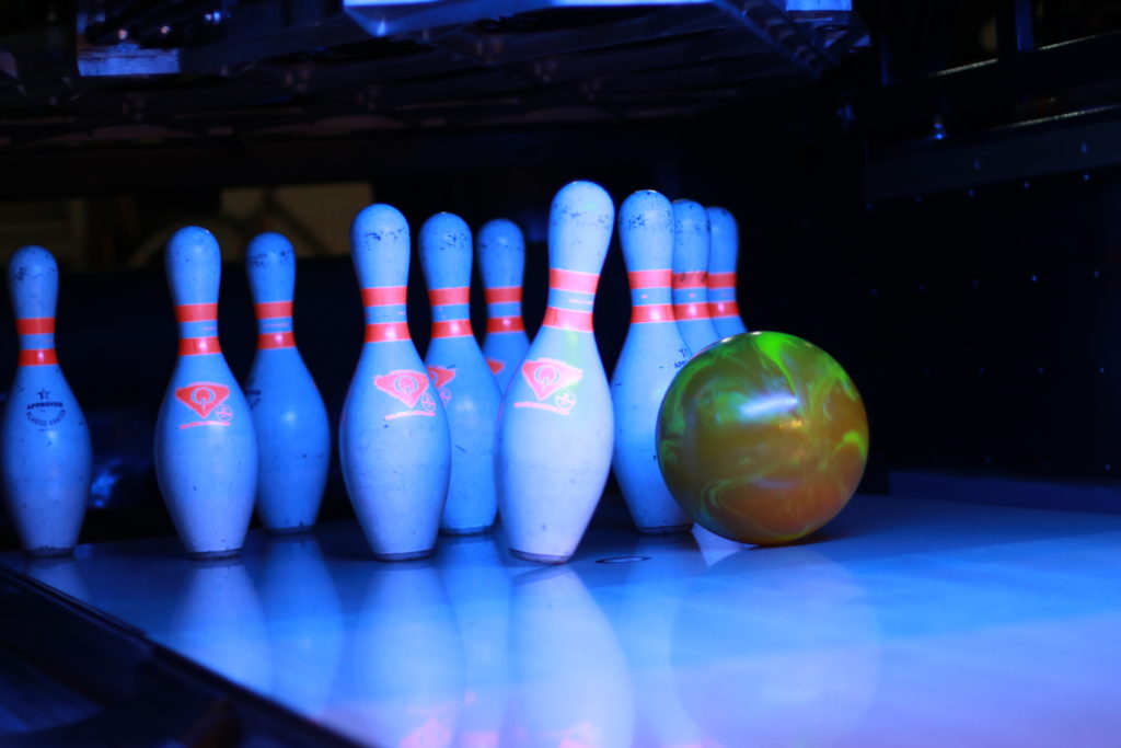 Lokalne rozgrywki bowlingowe w Łaziskach Górnych z udziałem naszych sportowców