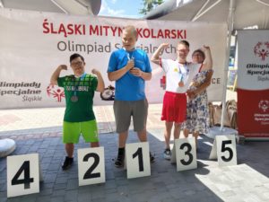 Kolarze podczas ceremonii dekoracji medalowej.