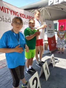 Kolarze podczas ceremonii dekoracji medalowej.