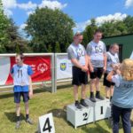 Uczestnicy zawodów nordic walking podczas ceremonii dekoracji na podium.