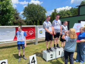 Uczestnicy zawodów nordic walking podczas ceremonii dekoracji na podium.