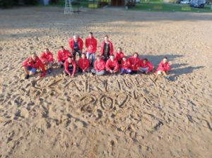 Zdjęcie grupowe czetników obozu na tle plaży