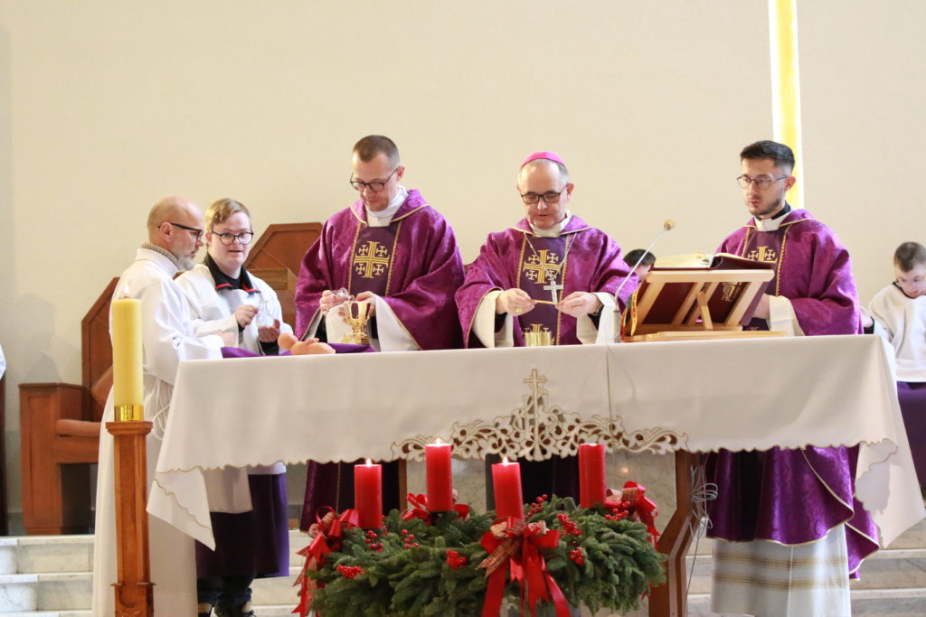 Wizyta Arcybiskupa Andrzeja Przybylskiego Wizyta Arcybiskupa Andrzeja Przybylskiego