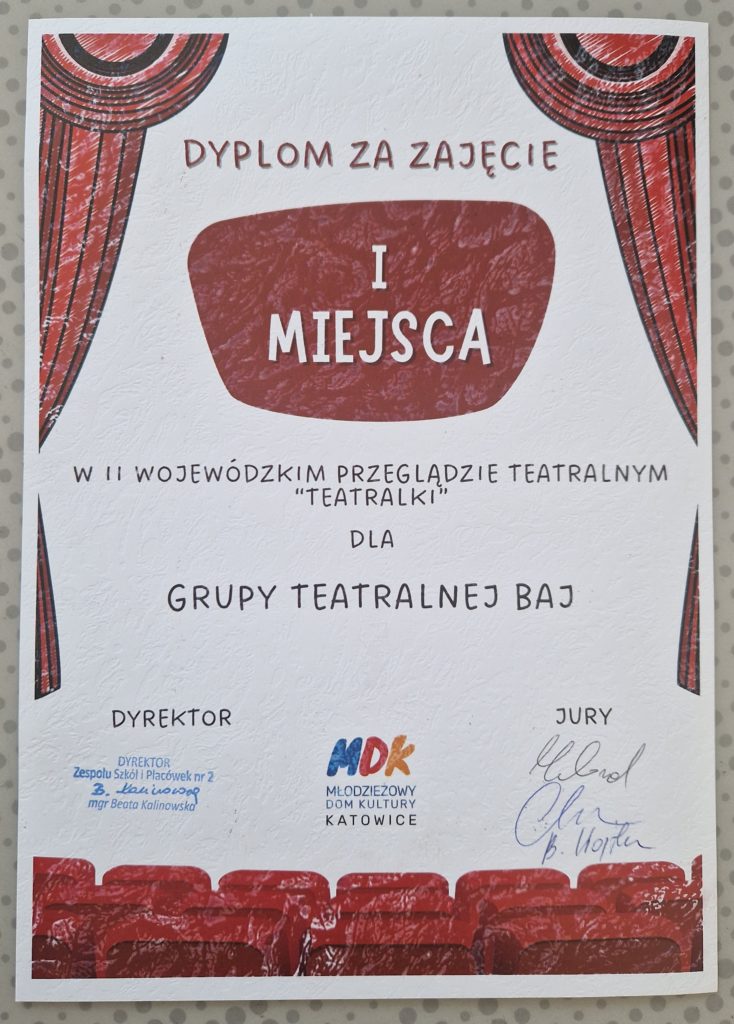 Zespół I miejsce dla Teatralnego BAJ i występ laureatów II Wojewódzkiego Przeglądu Teatralnego „Teatrałki”