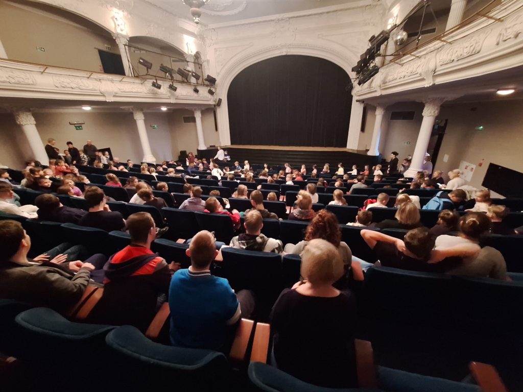 Aktorzy Zespołu BAJ w roli widzów, w ramach nagrody, w Teatrze Nowym w Zabrzu Aktorzy Zespołu BAJ w roli widzów, w ramach nagrody, w Teatrze Nowym w Zabrzu