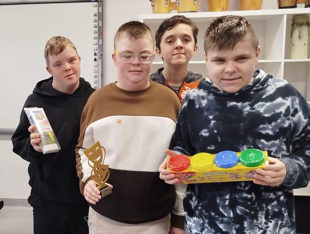 Podsumowanie występu Zespołu BAJ w ramach Przeglądu „Teatrałki” Podsumowanie występu Zespołu BAJ w ramach Przeglądu „Teatrałki”